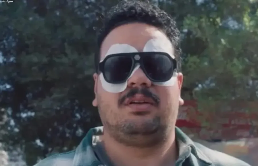 بعد هدف التسلل.. مصطفى غريب يمازح لاعب إيران بصورة ساخرة