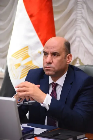 وزير العمل يوجه بمتابعة حادث انقلاب سيارة تقل عمالًا بطريق العلمين ويقدم خالص العزاء لأسر المتوفين ويتمنى الشفاء العاجل للمصابين