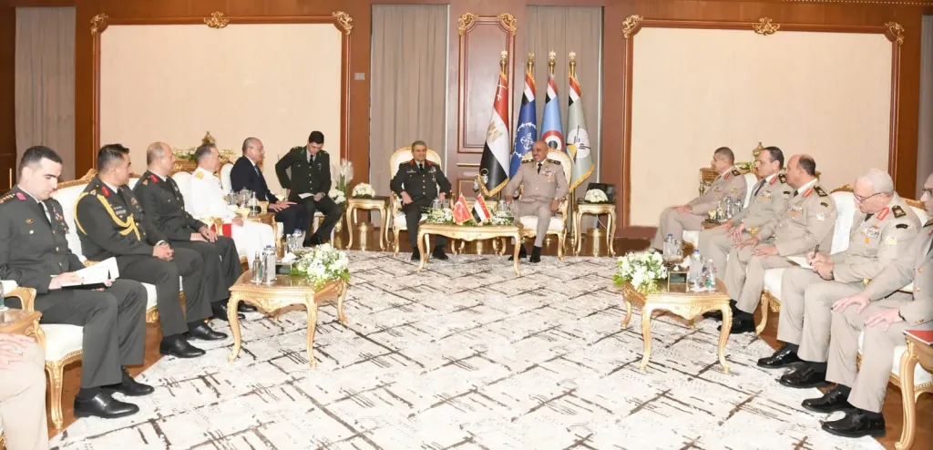 رئيس الأركان يلتقي نظيره التركي.. والاتفاق على تعزيز التعاون العسكري المشترك
