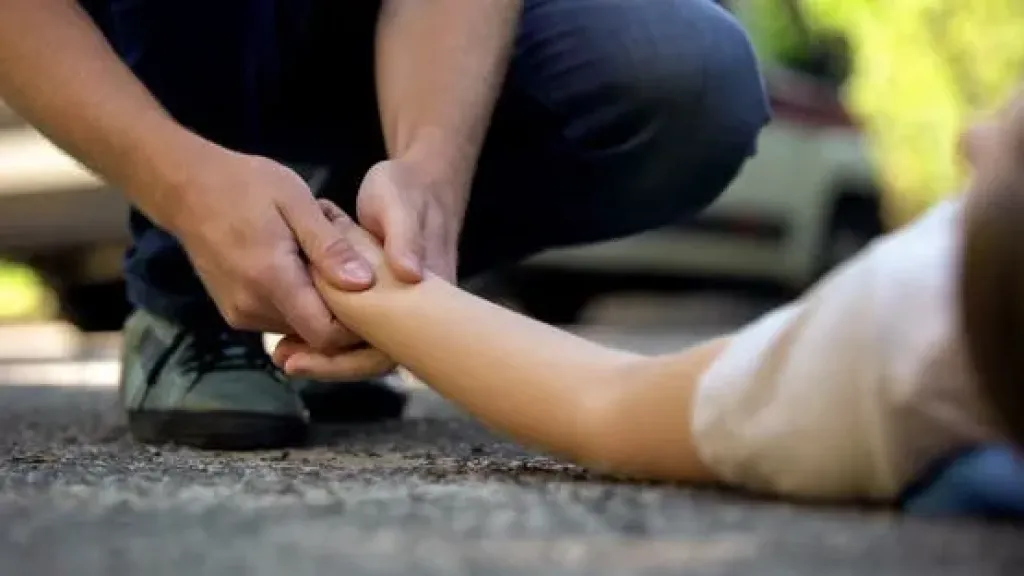 من الحضانة إلى الموت.. كيف اكتشف الأب واقعة نسيانه لطفله داخل السيارة؟