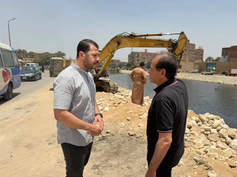 محرر "النهار" خلال حديثه مع رئيس مركز ومدينة أبو النمرس