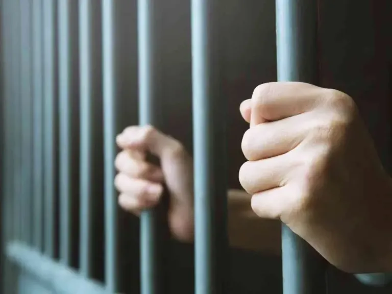 بيبيعها عالفيسبوك..  عاطل للجنايات بتهمة الإتجار فى المخدرات في عين شمس