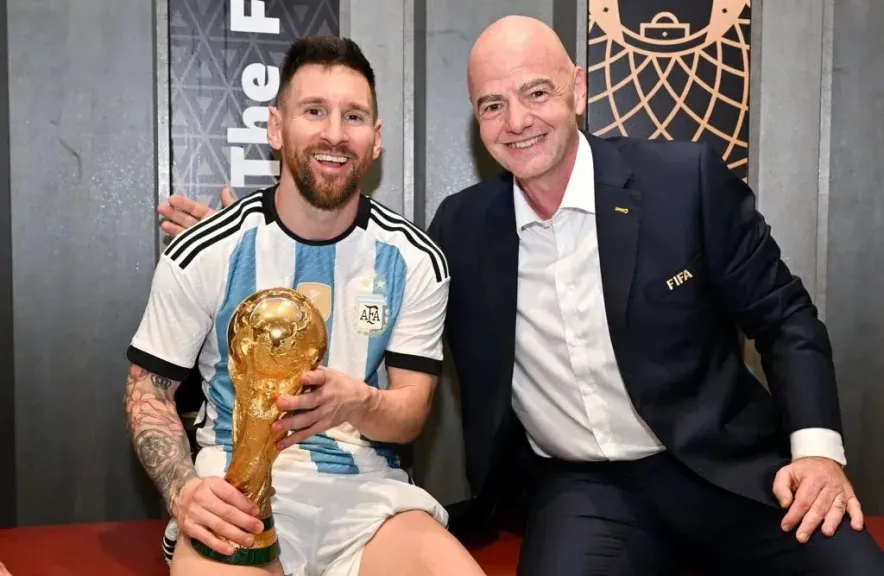 إنفانتينو مهنئًا ميسي : أول لاعب يسجل في 7 نسخ مختلفة من كأس العالم