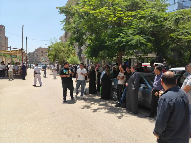 فرحة بين طلاب الثانوية بالقليوبية بعد امتحان العربي.. ”سهل وفي مستوي الجميع”