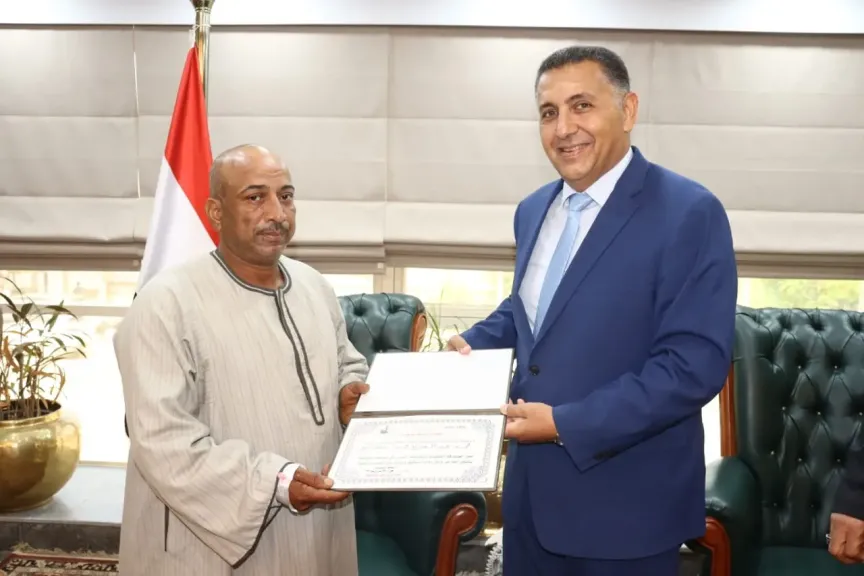 بطل في مواجهة الخطر.. محافظ القليوبية يكرم عامل أنقذ محطة مياه من كارثة تسريب كلور