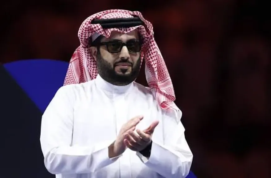 الليلة المنتظرة قربت.. رئيس هيئة الترفيه السعودي يروج لمنافسات ”جوشوا وبرينجا ” بسوبردوم جدة