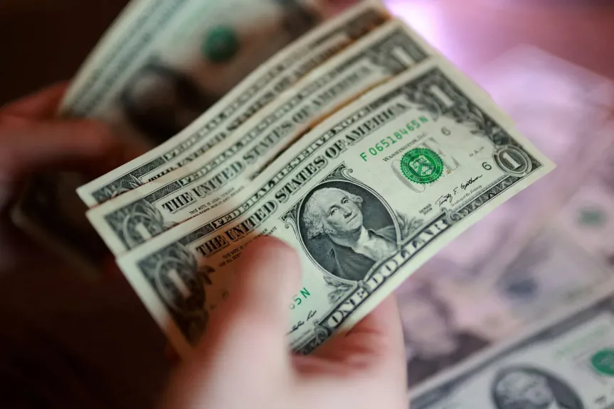 الدولار يواصل التراجع أمام الجنيه.. ويهبط دون 50 جنيهًا بدعم تدفقات النقد الأجنبي والأموال الساخنة