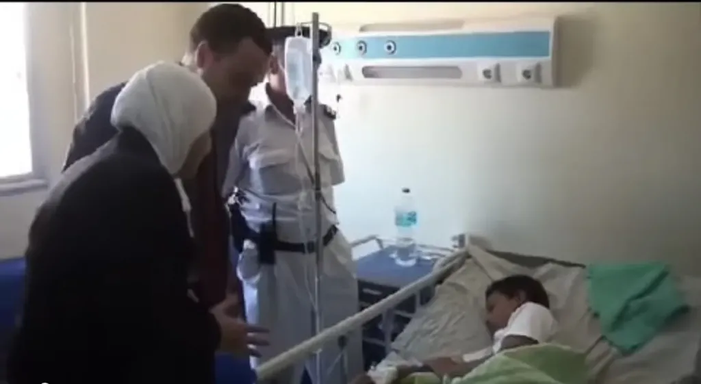 وفد من النيابة العامة يزور الطفل عبدالله بمستشفى أشمون العام ويؤكد استمرار التحقيقات