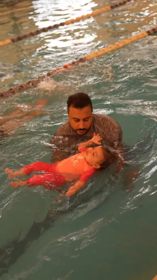 «سباحة الرضع».. رحلة تبدأ من عمر شهر لبناء طفل أكثر صحة وثقة