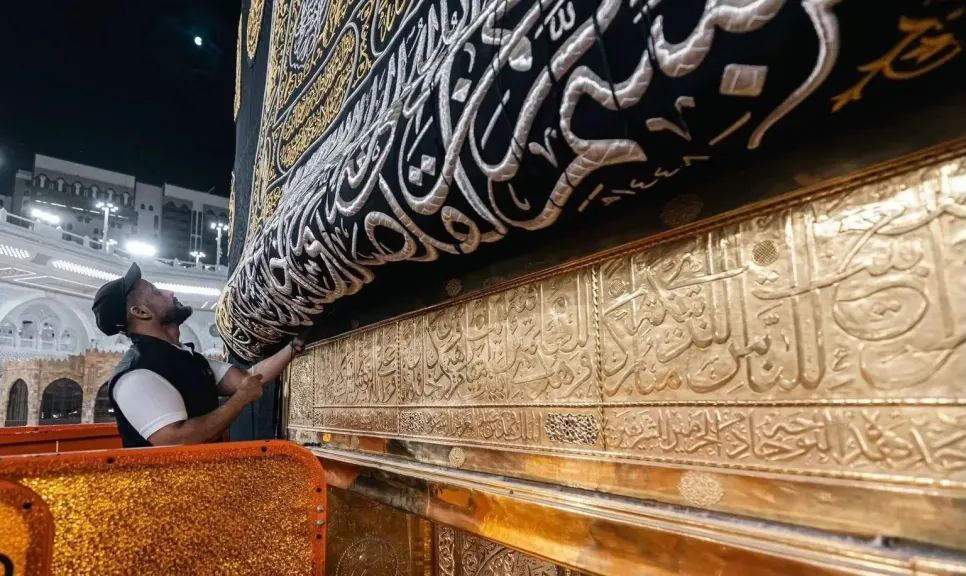 هيئة العناية بالحرمين” تبدأ اليوم في رفع ستارة باب الكعبة المشرفة استعدادًا لعمليات غسلها