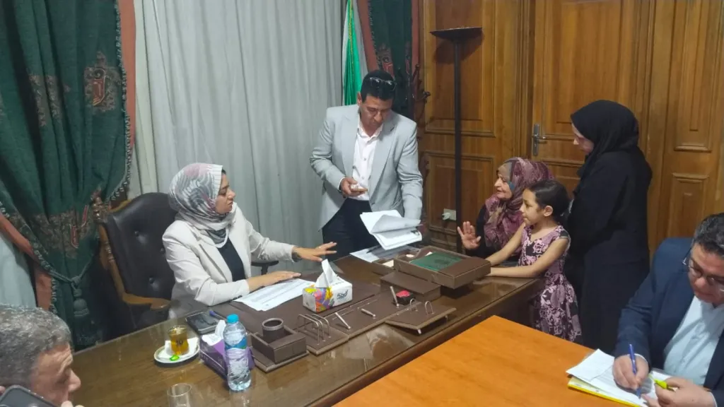 محافظ القليوبية يفتح أبوابه للمواطنين بالقناطر الخيرية.. 32 شكوى على الطاولة وحلول عاجلة