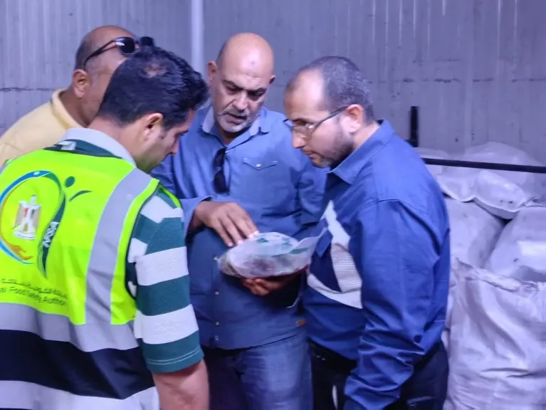 ضبط 4 أطنان لحوم مجهولة ومخالفة داخل مصنع بالعبور قبل طرحها بالأسواق