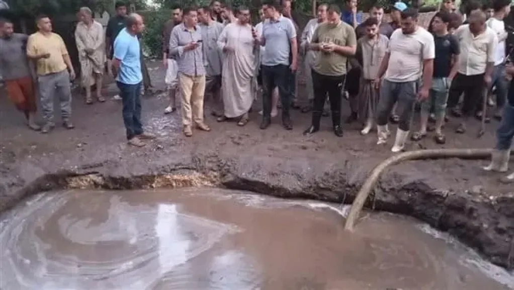 الدفع بـ10 سيارات كسح و2 حفار.. جهود مكثفة لإصلاح خط مياه رئيسي بقليوب