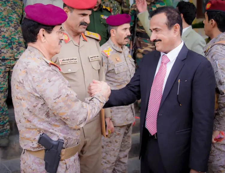 اليمن .. وزير الدفاع يتفقد محور عتق ويشيد بالتكامل بين التشكيلات العسكرية في شبوة