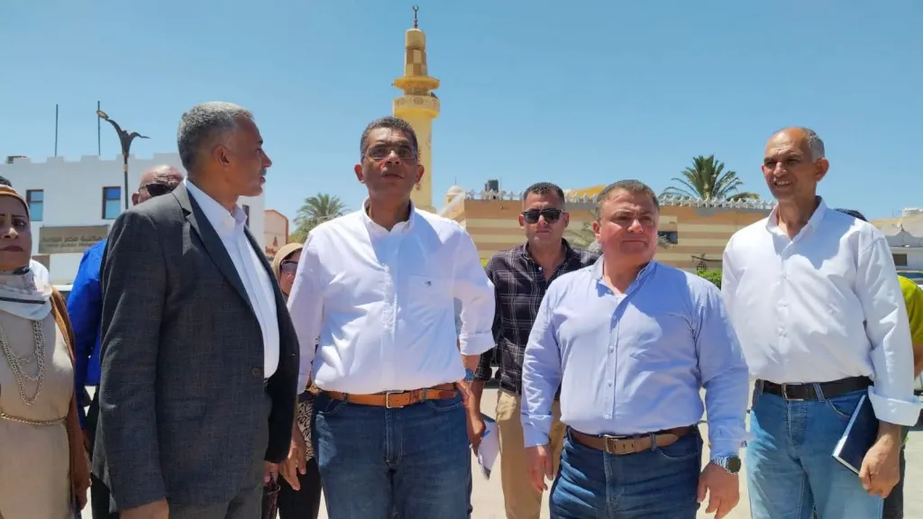 البرقي يتفقد فندق القصير الأثري وميناء الصيادين ويأمر بتوفير منقذين بكافة الشواطئ
