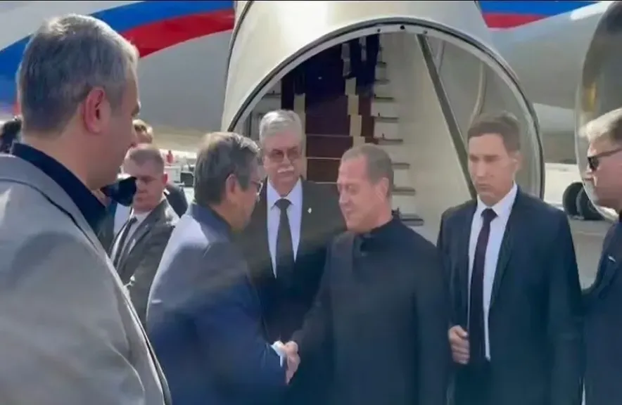 مدفيديف يصل إلى طهران ممثلا لروسيا إلى مراسم تشييع المرشد الإيراني