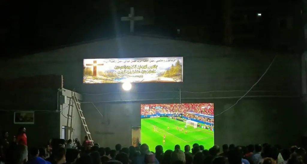 ملعب كنيسة القديسة مارينا بالإسكندرية يتحول إلى ساحة وطنية.. لتشجيع منتخب مصر
