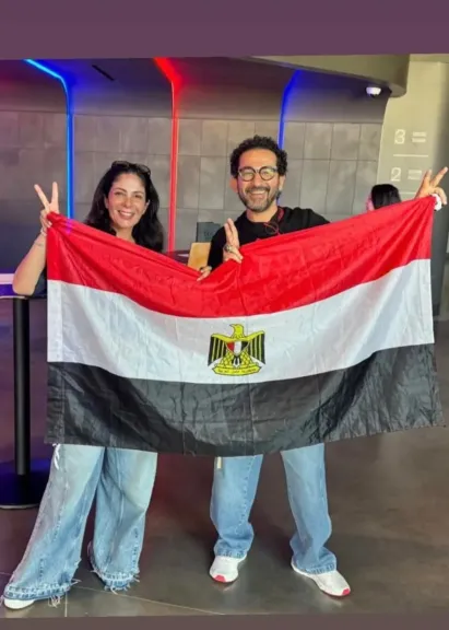 بعلم مصر.. أحمد حلمي ومنى زكي يحتفلان بإنجاز الفراعنة