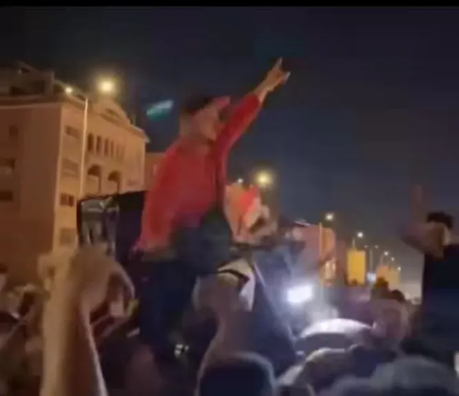 نسي الأوردر.. جماهير المنتخب تحمل عامل دليفري وموتوسيكله على الأكتاف(فيديو)