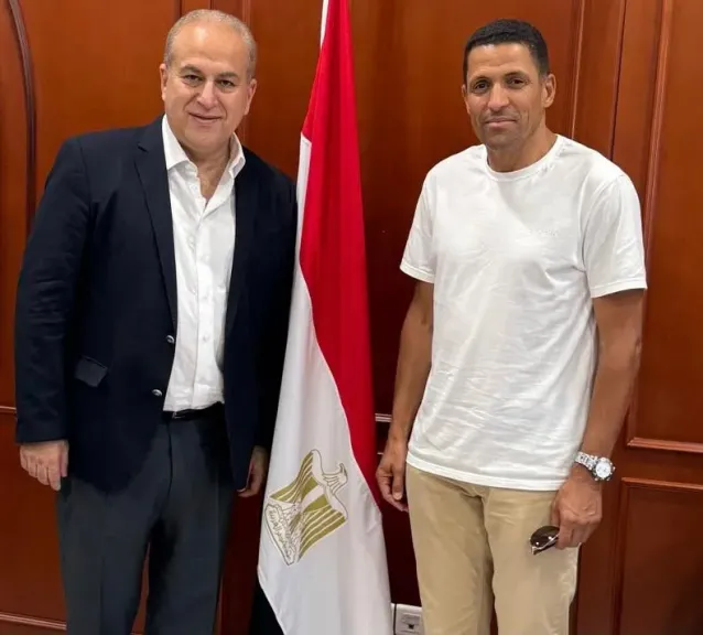 السفير المصري بالمغرب يستقبل الحسين عموتة قبل توجهه إلى القاهرة لتولي تدريب النادي الأهلي