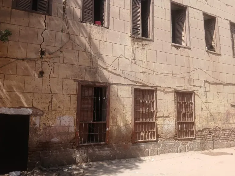 البيت وقع عليهم.. إنقاذ 3 أشخاص والبحث عن اثنين تحت الأنقاض إثر انهيار منز في قنا