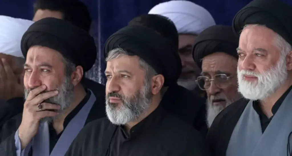 غياب غامض للمرشد الإيراني الجديد.. من هم أبناء خامنئي الذين ظهروا في جنازة والدهم بطهران؟