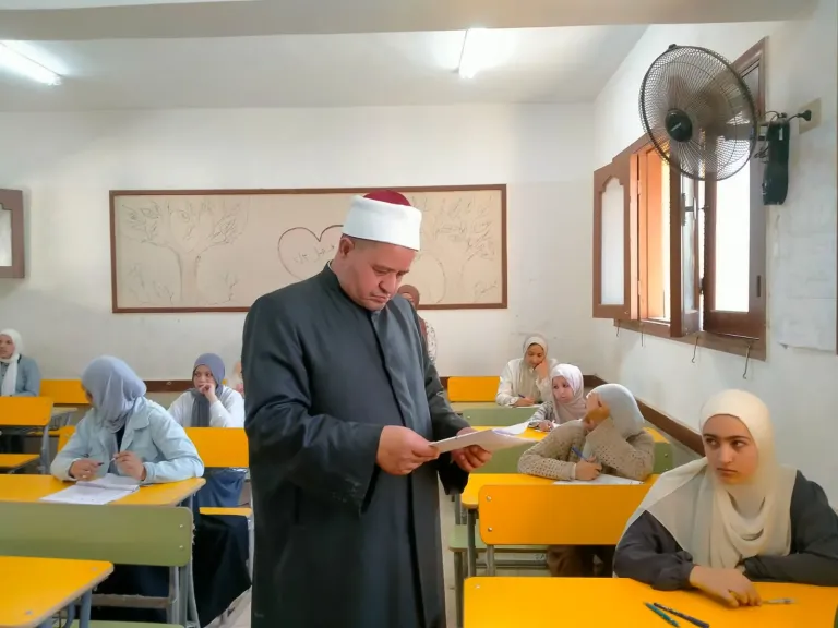 من داخل لجان طوخ.. رئيس القليوبية الأزهرية يتابع امتحان البلاغة ويوجه رسائل حاسمة
