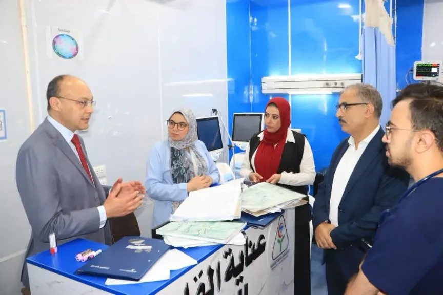 رئيس المستشفيات الجامعية يوجه بتوفير الأدوية والمستلزمات الطبية خلال تفقده عناية القلب المركزة