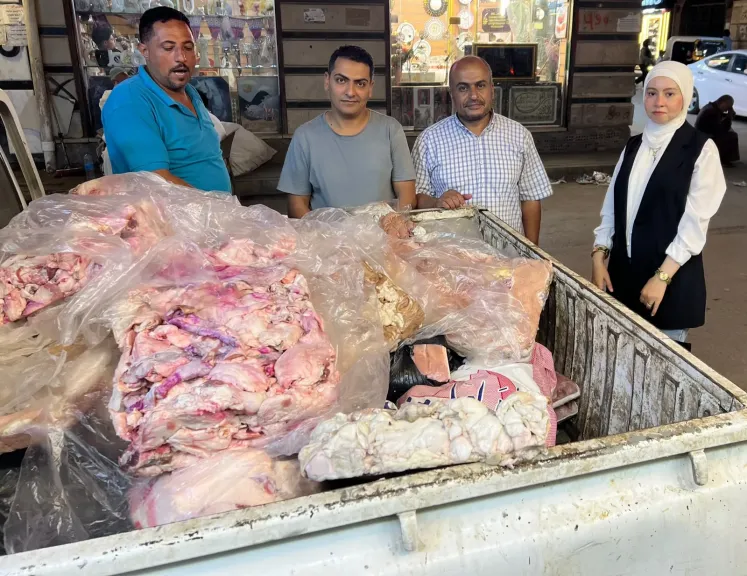 ضبط نصف طن مصنعات لحوم ودواجن مجهولة المصدر في حملة رقابية موسعة بقويسنا