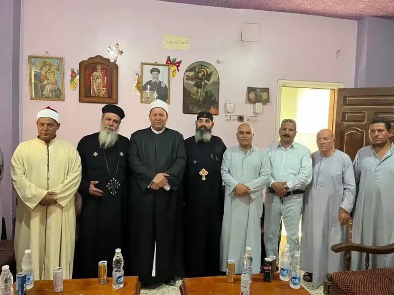 قرية حلوة بالمنيا تكتب مشهدًا جديدًا للوحدة الوطنية.. مسلمون وأقباط يتكاتفون في مواجهة حريق محدود بكنيسة رئيس الملائكة ميخائيل