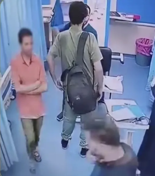 داخل يسرق المرضى ... القبض على لص الهواتف داخل مستشفى ببني سويف بعد رصده بكاميرات المراقبة