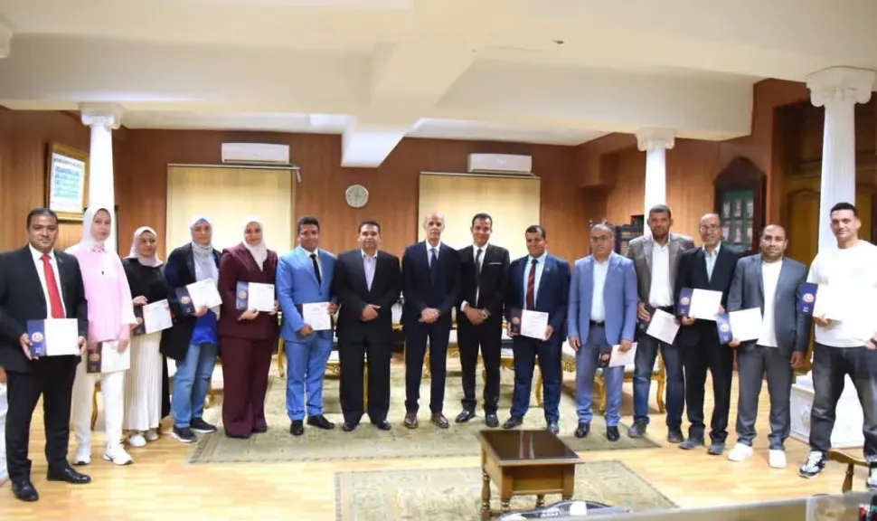 رئيس جامعة بني سويف يسلم شهادات إتمام دورة إعداد المدربين المعتمدين لـ19 مشاركًا