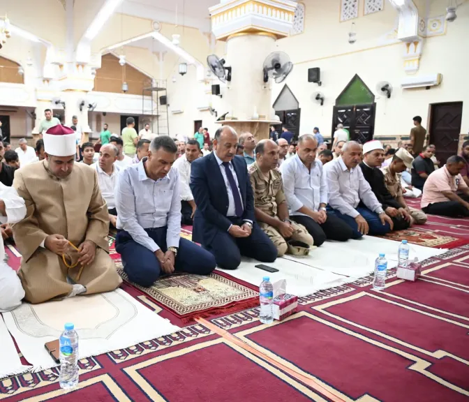 محافظ جنوب سيناء يؤدي صلاة العشاء بمسجد الحق المبين بطور سيناء ويستمع إلى مطالب ومقترحات المواطنين