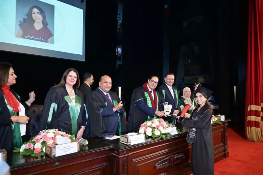 جامعة القاهرة تحتفي بتخريج الدفعة 98 من الطلاب الوافدين بكلية طب الأسنان