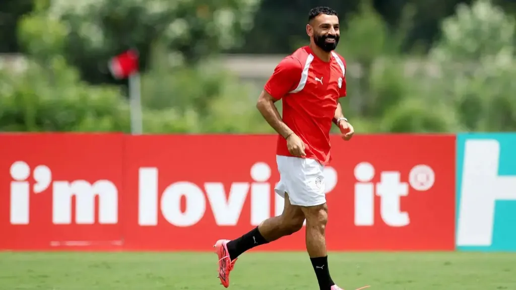 يملكه ساويرس.. أستون فيلا ينافس اتحاد جدة على ضم محمد صلاح