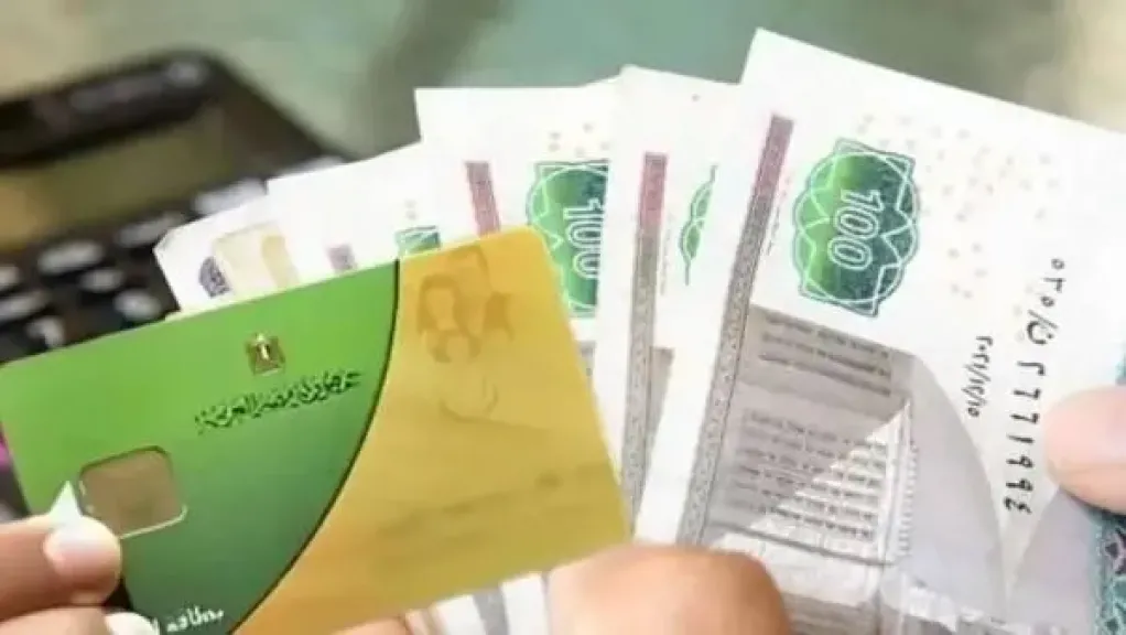 حذف وإيقاف آلاف بطاقات التموين يثير غضب المواطنين.
