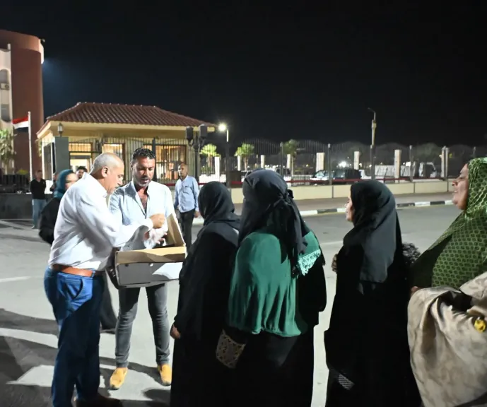 محافظ جنوب سيناء يوجه بتوزيع لحوم على عمال النظافة بطور سيناء تقديرًا لجهودهم