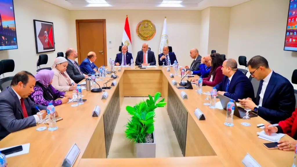 وزراء التربية والاستثمار والعمل يبحثون آليات الارتقاء بكفاءة وتنافسية التعليم الفني بالشراكة مع القطاع الخاص
