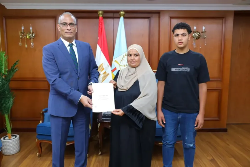 انطلاقة جديدة لتسوية الأوضاع وتثبيت الملكية..محافظ كفرالشيخ يُسلّم 10 عقود تقنين للمواطنين وفق القانون 168