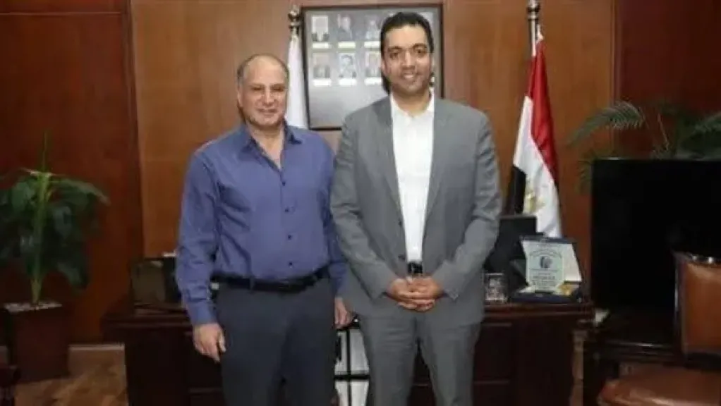 رئيس الكلية الملكية لأطباء العيون بالمملكة المتحدة يشيد بتطوير معهد بحوث أمراض العيون