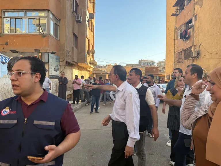 المحافظ يتابع من موقع الحادث.. الدفع بـ 8 سيارات إطفاء و 6إسعافات للسيطرة على حريق برج معهد الاتصالات بسوهاج