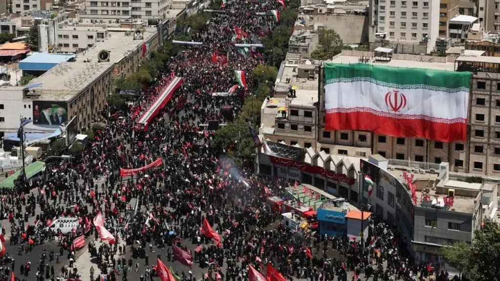 وصول طائرة نعش خامنئي إلى مشهد ليوارى الثرى