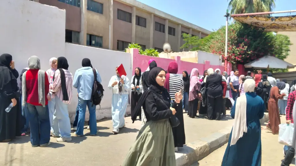 بعد حالة من القلق.. الفيزياء والتاريخ يحققان الإرتياح لطلاب الثانوية العامة بالقليوبية