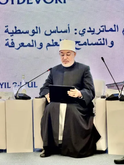 خلال كلمته في المؤتمر الدولي لمركز تراث الإمام الماتريدي بسمرقند.. مفتي الجمهورية يؤكد:الإمام الماتريدي أسَّس مدرسة علمية جمعت بين العقل والوحي