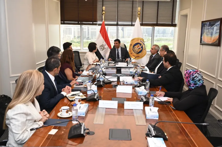 وزير الصناعة مع وفد الشركة الصينية 
