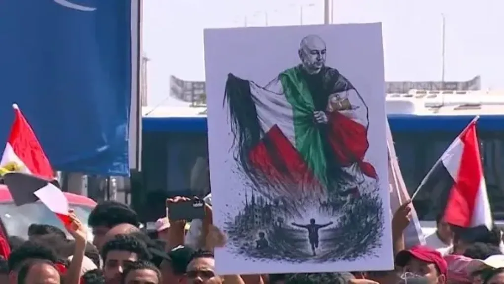 العميد وعلم فلسطين .. شرفتونا استقبال تاريخي لبعثة منتخب مصر بعد الوصول للعلمين