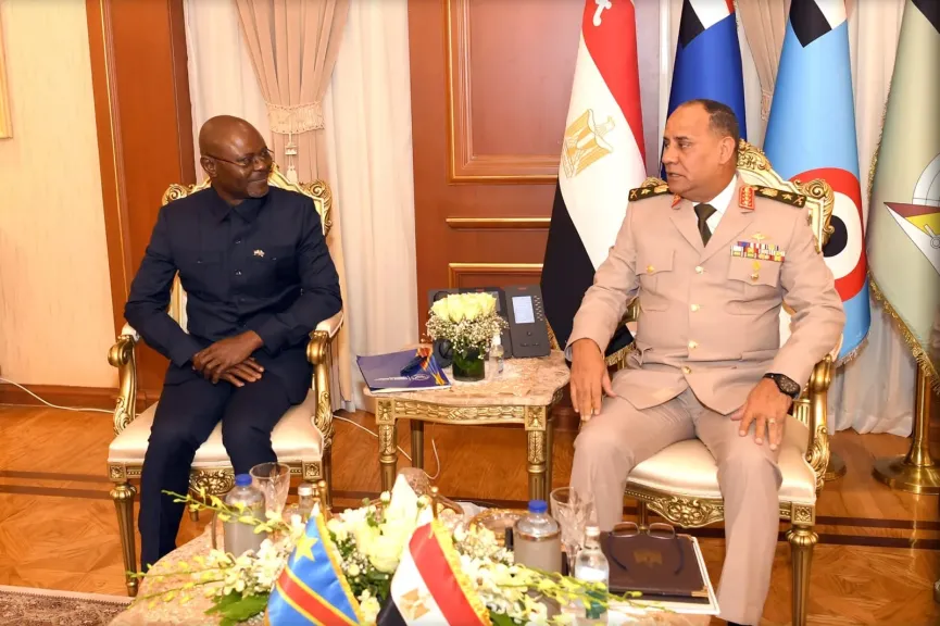 الفريق أشرف سالم زاهر يلتقي وزير دفاع الكونغو الديمقراطية لبحث التعاون العسكري المشترك 