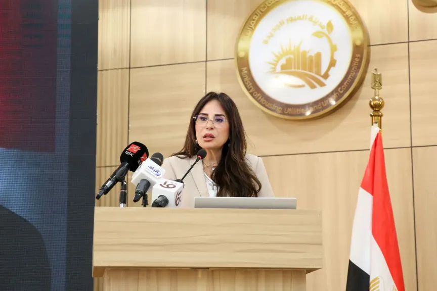 وزيرة الإسكان تسلم عقود توفيق أوضاع الأراضي المضافة بمدينتي العبور الجديدة والشروق