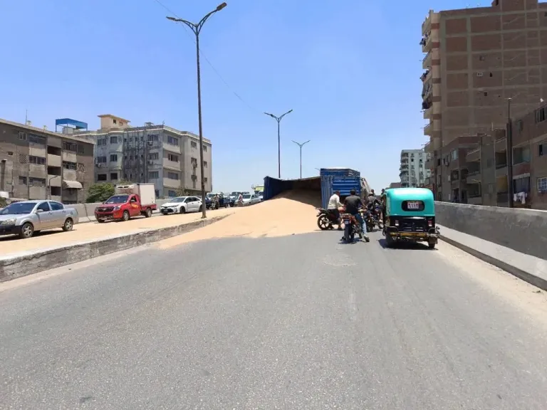 إنقلاب سيارة محملة بالقمح أعلى كوبري شبرا الخيمة.. والمرور يتدخل سريعاً
