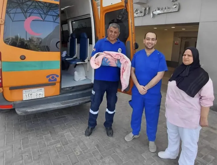 ولادة ناجحة داخل سيارة إسعاف بالإسماعيلية.. مسعفان وممرضة ينقذون أمًا ومولودها